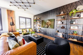 Heart of Gulch - 4 Min to Broadway - Designer Home